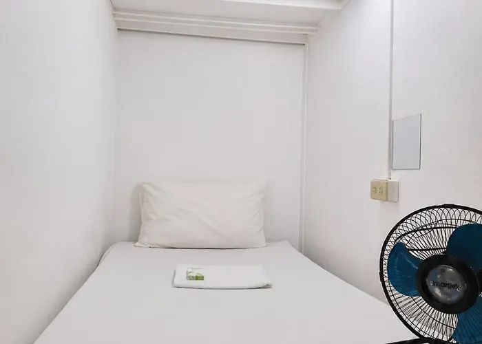 Transient House Near Bgc & Sm Aura 膠囊旅館