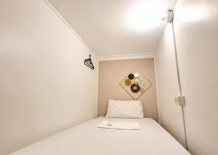 Transient House Near Bgc & Sm Aura 膠囊旅館