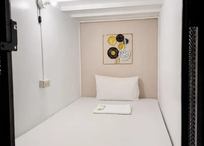 Transient House Near Bgc & Sm Aura 膠囊旅館 *